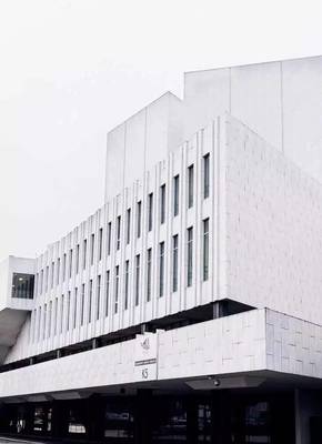 身兼建筑师、家具制作者、城市规划者、雕塑师和画家多重身份,他究竟干了 .